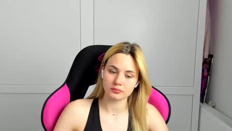 Snapshot of tayla_shy chatting on 05.26.26 Tay online show from 05.26.26