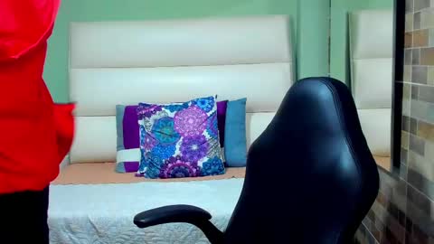 T A Y L E R  online show from 03.04.25