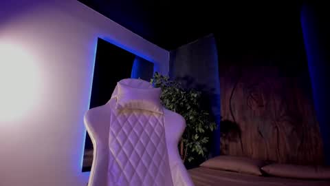 Snapshot of taylor_jonnees chatting on 02.17.25 Taylor  Help me to get 100 thumbs up online show from 02.17.25