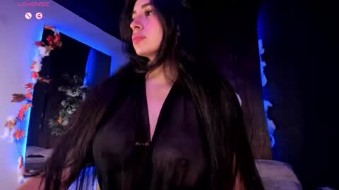 Snapshot of taylor_jonnees chatting on 10.25.25 Taylor  Help me to get 100 thumbs up online show from 10.25.25