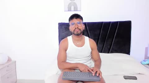 Snapshot of taylormaccurdy_ chatting on 11.04.25 taylormaccurdy_ online show from 11.04.25