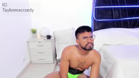 Snapshot of taylormaccurdy_ chatting on 11.25.25 taylormaccurdy_ online show from 11.25.25