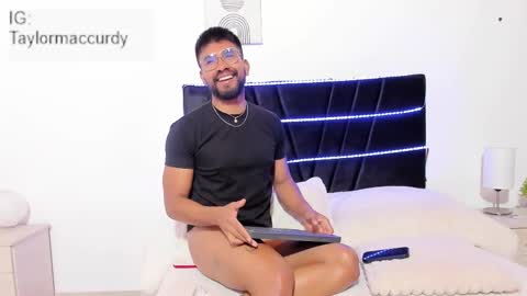 Snapshot of taylormaccurdy_ chatting on 11.26.25 taylormaccurdy_ online show from 11.26.25