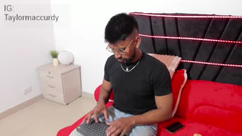 Snapshot of taylormaccurdy_ chatting on 12.01.25 taylormaccurdy_ online show from 12.01.25