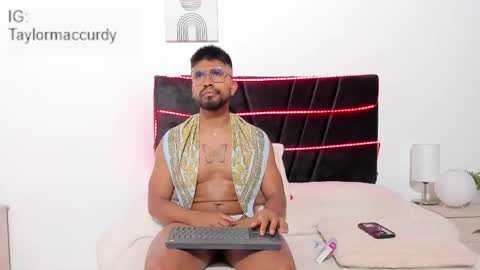 Snapshot of taylormaccurdy_ chatting on 12.20.25 taylormaccurdy_ online show from 12.20.25