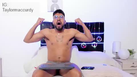 Snapshot of taylormaccurdy_ chatting on 12.22.25 taylormaccurdy_ online show from 12.22.25