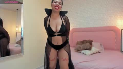 Snapshot of taylormeller chatting on 11.01.25 TAYLOR online show from 11.01.25