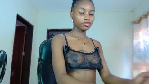 Snapshot of teasequeen01 chatting on 10.11.25 queen online show from 10.11.25