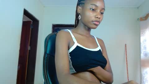 Snapshot of teasequeen01 chatting on 11.09.25 queen online show from 11.09.25