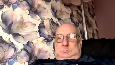 Snapshot of tebb61 chatting on 11.04.25 Mark online show from 11.04.25