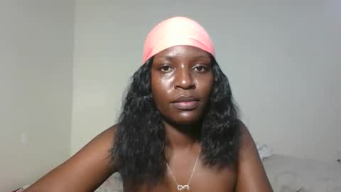 Snapshot of tee_kaicy chatting on 10.28.25 kaicy online show from 10.28.25