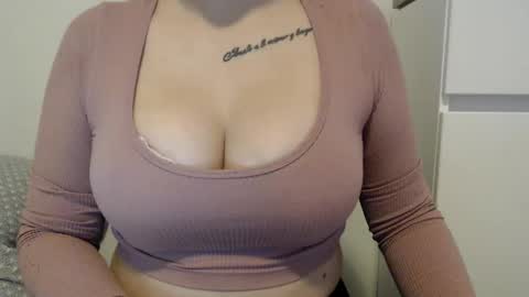 Teeyara  online show from 10.31.25