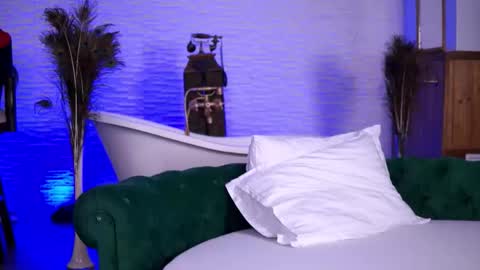 Snapshot of temptingelle chatting on 12.14.25 Elle online show from 12.14.25