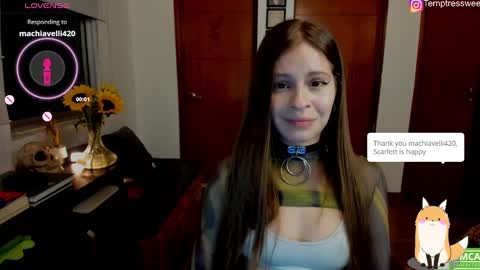 Snapshot of temptressweet chatting on 11.12.25 Scar online show from 11.12.25