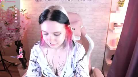 Snapshot of tender__kitty chatting on 11.08.25 Sue online show from 11.08.25