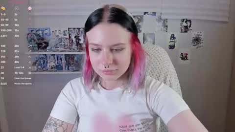 Snapshot of tender__kitty chatting on 11.12.25 Sue online show from 11.12.25