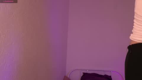 Snapshot of tender_babyy chatting on 09.30.25 Sexy girl Li online show from 09.30.25