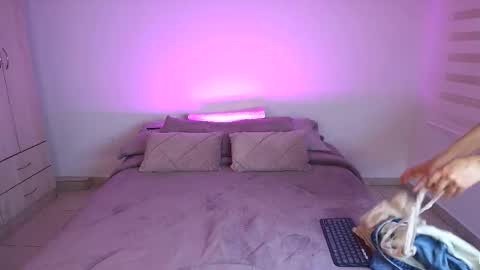 Snapshot of tender_dust chatting on 02.25.26 tender_dust online show from 02.25.26