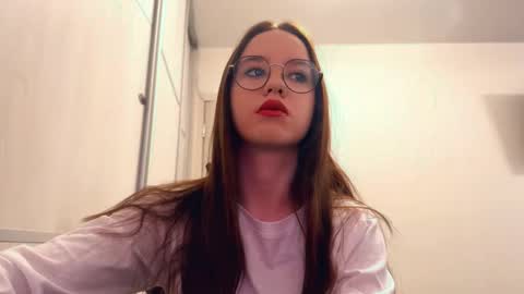 Snapshot of tennieperilli chatting on 03.30.26 Aria online show from 03.30.26