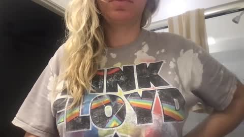 Snapshot of texas_blonde chatting on 10.03.25 Daphne Summers online show from 10.03.25