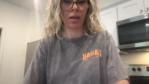 Snapshot of texas_blonde chatting on 10.28.25 Daphne Summers online show from 10.28.25