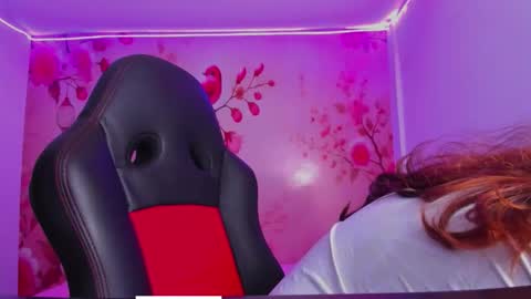 Snapshot of thais_waldrof chatting on 10.22.25 Andreina online show from 10.22.25