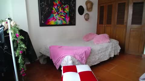 Snapshot of thaliacooper chatting on 12.27.24 online show from 12.27.24