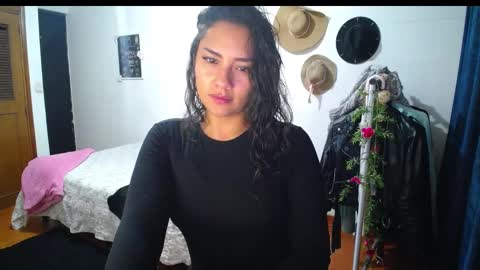 Snapshot of thaliacooper chatting on 01.12.25 online show from 01.12.25