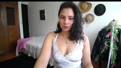Snapshot of thaliacooper chatting on 01.16.25 online show from 01.16.25