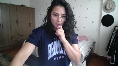 Snapshot of thaliacooper chatting on 11.12.25 online show from 11.12.25