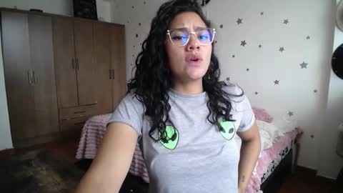 Snapshot of thaliacooper chatting on 11.25.25 online show from 11.25.25