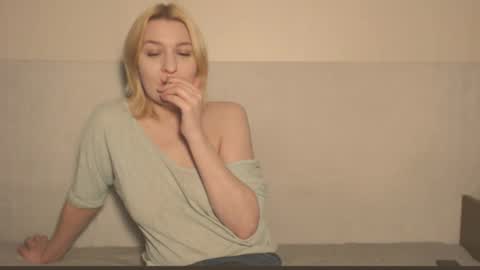 Snapshot of the_basic_instinctt chatting on 10.18.25 Eva online show from 10.18.25