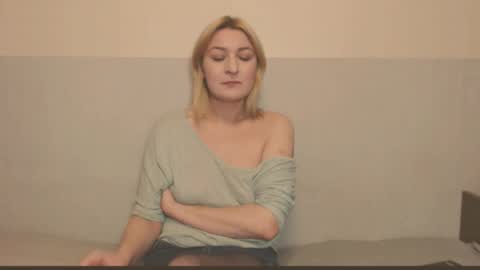 Snapshot of the_basic_instinctt chatting on 11.04.25 Eva online show from 11.04.25