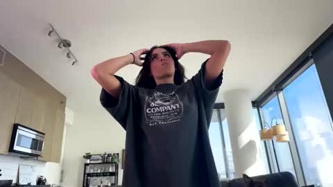 Snapshot of the_isa_bella chatting on 12.20.25 the_isa_bella online show from 12.20.25