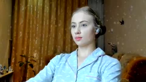 Ally    STREAMING ON TWITCH NOW Check my Twitter for updates online show from 01.05.25