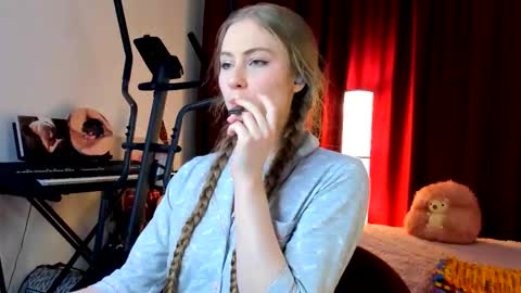 Ally    STREAMING ON TWITCH NOW Check my Twitter for updates online show from 09.17.25