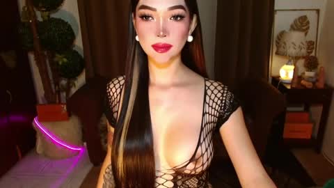 Snapshot of thea_whong chatting on 04.27.26 thea_whong online show from 04.27.26