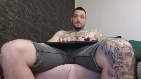 Snapshot of thebestmuscles chatting on 01.04.25 John online show from 01.04.25