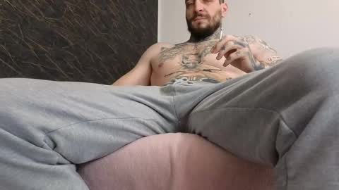 Snapshot of thebestmuscles chatting on 02.11.25 John online show from 02.11.25