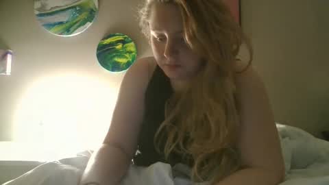 Snapshot of thedancingalien chatting on 01.10.25 Kassandra Grant online show from 01.10.25