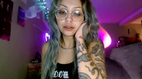 Snapshot of theeking_venus chatting on 11.13.25 KIng Venus online show from 11.13.25