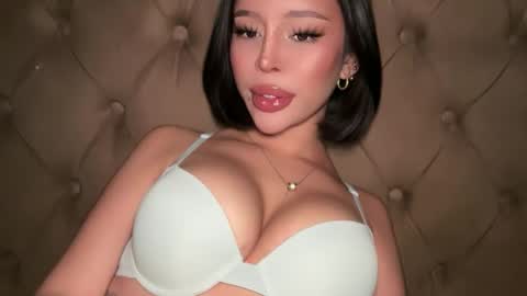 Elle  dont forget to folloW me and thumbs up online show from 03.21.26