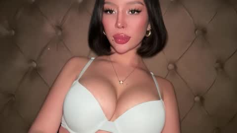 Elle  dont forget to folloW me and thumbs up online show from 03.30.26