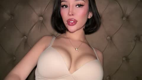 Elle  dont forget to folloW me and thumbs up online show from 04.02.26