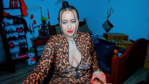 Snapshot of thenaughtygf chatting on 12.17.25 thenaughtygf online show from 12.17.25