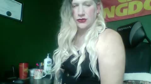 Snapshot of thenickshow chatting on 02.12.25 Nikki CD online show from 02.12.25