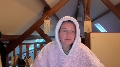 theofficialqueen online show from 04.12.26