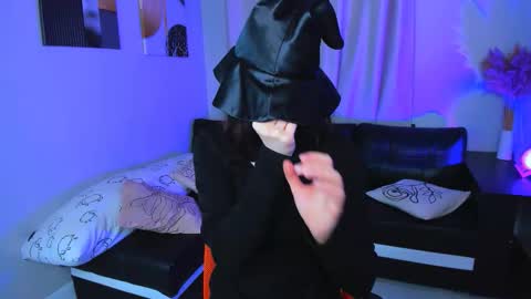 thepretty_kitty online show from 11.17.25