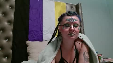 Snapshot of thesirenscall chatting on 12.04.25 Siren of the Fae online show from 12.04.25