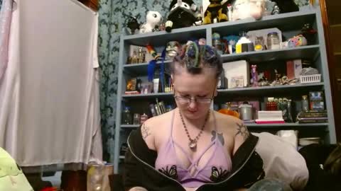 Snapshot of thesirenscall chatting on 12.20.25 Siren of the Fae online show from 12.20.25